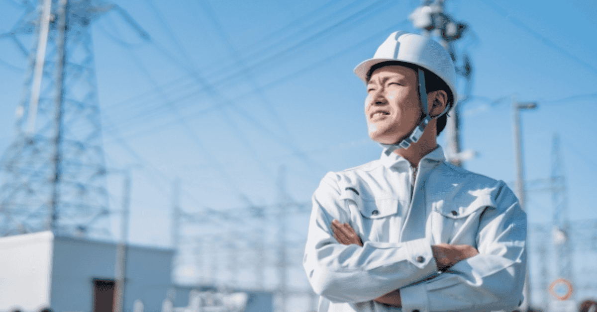 空を見上げる電気工事施工管理技士